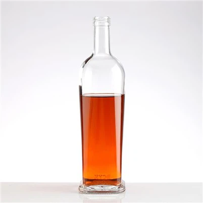 Vinflasker av glass med skrukork