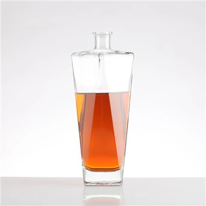 Gravert whiskyglass og flaske
