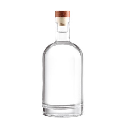 Sylindrisk tom vodkaglassflaske