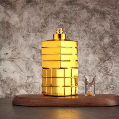 Firkantet gyllen farge whiskyglassflaske